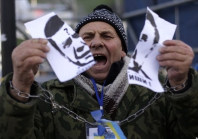 Учасник акції протесту на Євромайдані реагує на звістку про непідписання Україною угоди про асоціацію з ЄС у Вільнюсі, 29 грудня. Фото: reuters