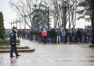 Подозрительных лиц можно наблюдать вокруг всего Евромайдана