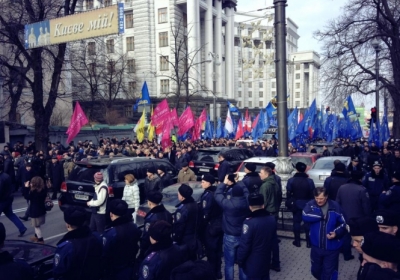 Опозиція зібрала мітинг за вибори в Києві: беркутівці оточили Раду (фото, відео)
