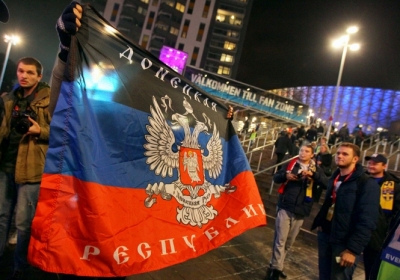На футболе в Швеции российские болельщики подрались между собой из-за флага 