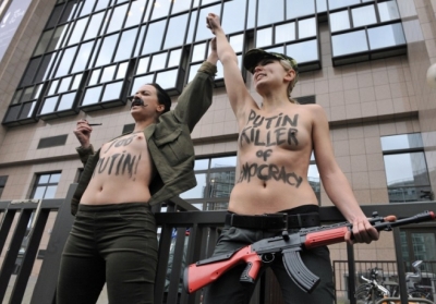 Полураздетые Femen поздравили Путина в Брюсселе