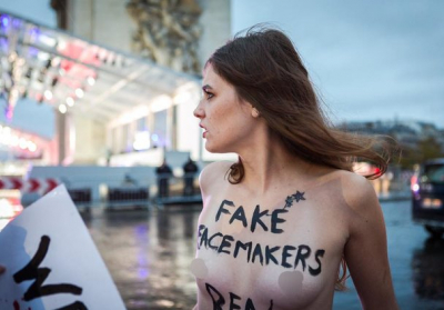 Оголені представниці Femen вибігли до кортежу Трампа в Парижі
