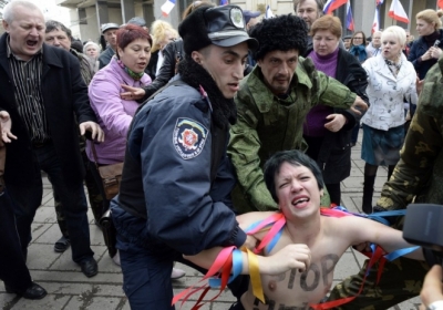 Активісток FEMEN жорстоко побили під час мітингу під стінами кримського парламенту, - відео