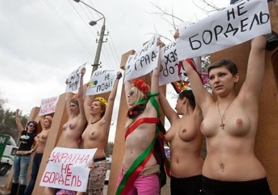 Дівчата з Femen роздягаються за 40 тисяч гривень