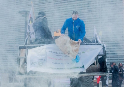 Фермери закидали штаб-квартиру ЄС сухим молоком