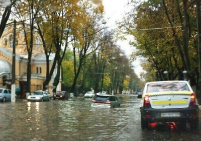 В Одесі усувають наслідки повені: рятувальники відкачують воду