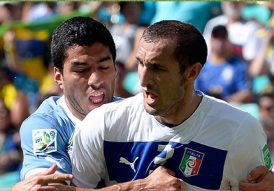 Про нападника Уругваю зняли анімацію за те, що він покусав італійського захисника, - фото, відео
