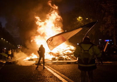 Протестувальники підпалили барикади на Єлисейських полях
