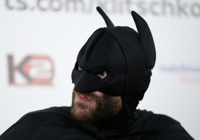 Суперник Кличка прийшов на прес-конференцію в костюмі Бетмена. Українець назвав того клоуном