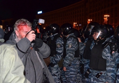 Проламані голови журналістів і закривавлені об'єктиви камер. Якою була ніч на 30 листопада для преси