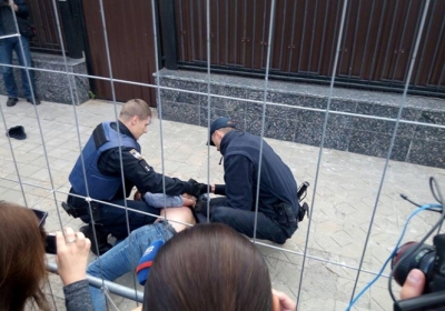 Сутички біля посольства РФ у Києві: між протестувальниками й поліцією виник конфлікт