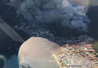 В Турции лесные пожары добрались отелей, туристов эвакуируют на пляже