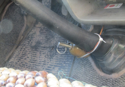 У Житомирській області чоловік знайшов розтяжку, встановлену в салоні його мікроавтобусу