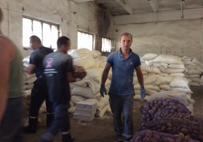 Поляки передают гуманитарную помощь военным и переселенцам в Украине