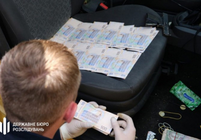 Двух следователей из Мелитополя задержали при получении $ 10 тыс. Взятки