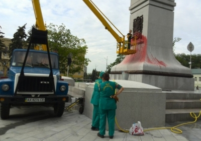 У Харкові невідомі облили фарбою пам’ятник Незалежності України