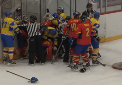 Сборные Украины и Румынии по хоккею устроили драку на турнире - видео