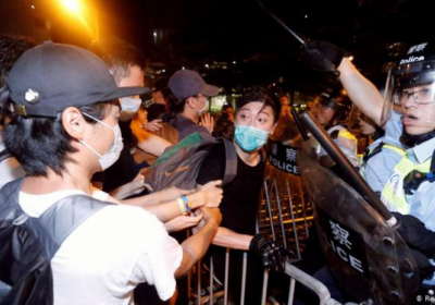 В Гонконге тысячи протестующих вышли с требованием отставки лидера территории