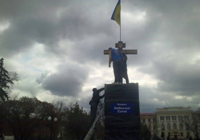На месте памятника Рудневу в Харькове установили крест, - видео