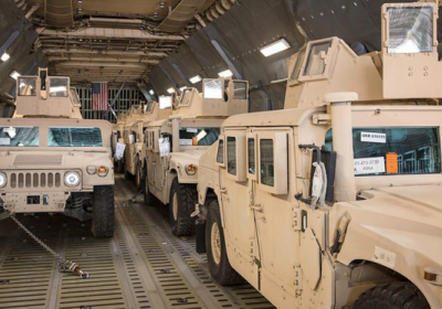 В Україну прибули 35 бойових машин Hummer зі США