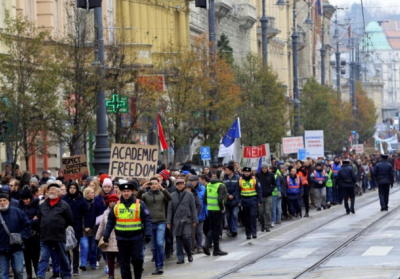 Тысячи людей протестовали в Будапеште, чтобы сохранить университет Сороса