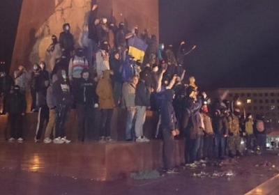 У постамента свергнутого Ленина в Харькове произошли столкновения 