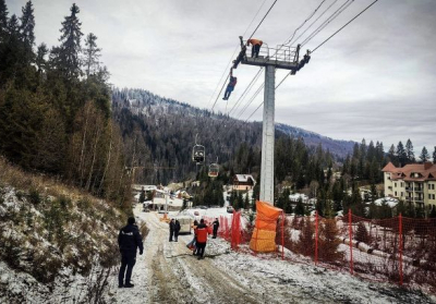 У Карпатах 80 туристів застрягли на підйомнику