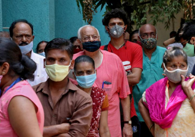 Гумдопомога Индии для борьбы с COVID-19 не доходит до населения - CNN