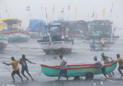 Рыбаки пытаются переместить лодку в безопасное место в Мумбаи, 17 мая 2021 Фото: AP Photo / Rafiq Maqbool