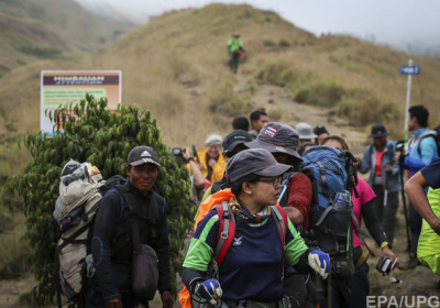 В Индонезии с горы Ринджани спасли более 500 человек, которые были заблокированы после землетрясения