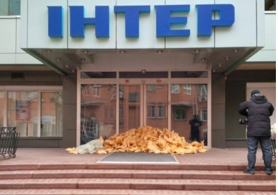 Активисты забросали вход канала "Интер" ватой. Фото: Facebook/Алексей Середюк