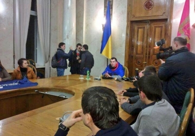 Активисты в кабинете Михаила Добкина. Фото: twitter.com/beyond_2000
