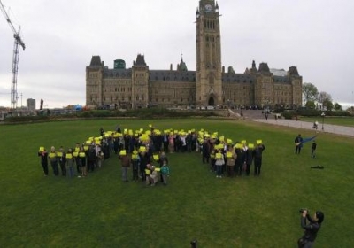 Возле канадского парламента устроили флешмоб в знак поддержки крымских татар