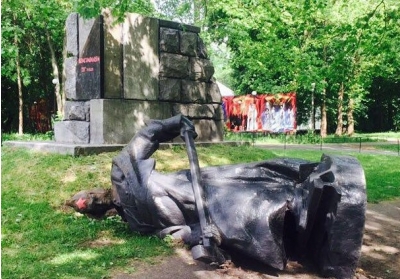 В Киеве снесли три советских памятника, - фото
