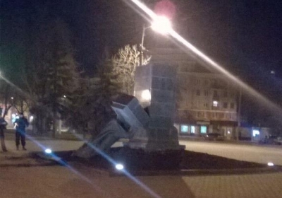 За ночь в Харькове снесли сразу три памятника деятелям коммунистического режима, - видео