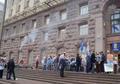 Митингующим в Киевсовете вернули воду