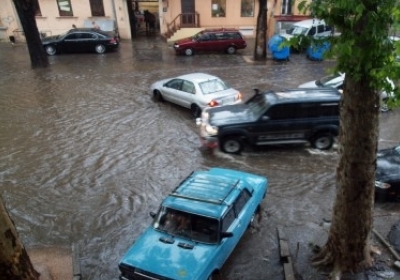 В Одесі знову негода: вітер завалив дерева, вулиці - у воді (фото) 