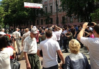 Кривава бійка під час мітингу у Києві: в хід пішли пляшки з водою і сльозогінний газ (фото, відео)
