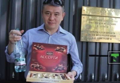 У Казахстані біля російського консульства пили Borjomi і їли Roshen (відео)