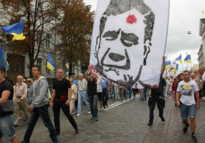 На мітингу опозиції розгорнули плакат із простреленим Януковичем (фото, відео)