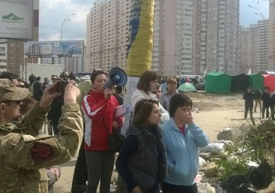 У Києві на Позняках тривають сутички через спробу забудовника засипати озеро