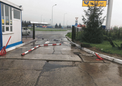 Украинские советуют не пересекать границу пешком, а дождаться спецрейсов