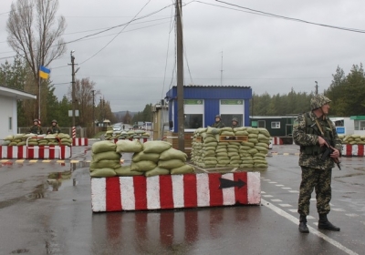 На кордоні з Кримом прикордонники виявили військову вантажівку у причепі