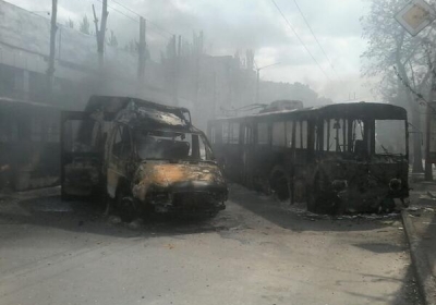 Террористы жгут автобусы в Краматорске, - фото
