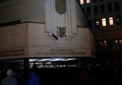 Мітингувальники повісили російський прапор на будівлі ВР Криму: скандують 