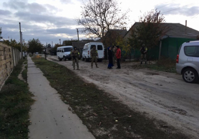 У Криму силовики обшукали і затримали кримськотатарську родину
