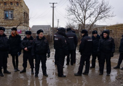 Заарештованих у Криму активістів вивезли в Росію