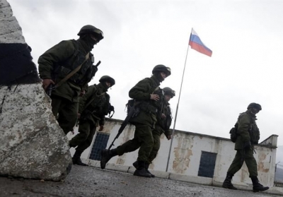 Самооборонці Аксьонова ламають ворота військової частини в Севастополі, щоб зловити бандерівців