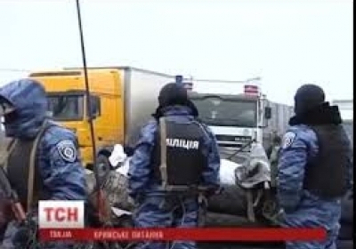 Вооруженные боевики перекрыли дороги в Крым, - видео
