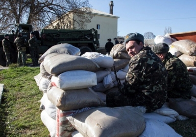 Российские военные усилили блокировки украинских военных частей в Крыму